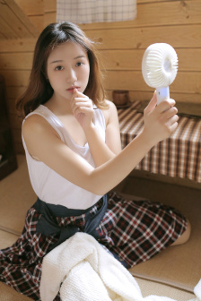老师和学生拔萝卜的视频